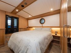 BESPOKE BOAT CO 65ft WIDEBEAM
