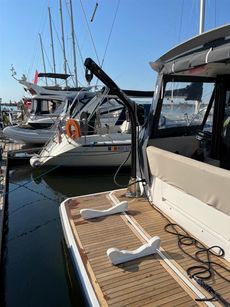 2018 Sealine C330