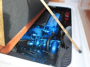 Beneteau Antares 760  - Engine