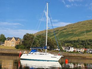 Twin keel sailing yacht Hunter Channel 32