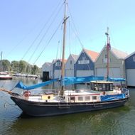 pleasant and well maintained (blasted) living / recreational vessel