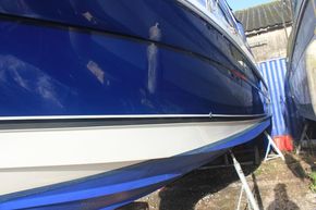 Larson 857 Cabrio  - Hull Close Up