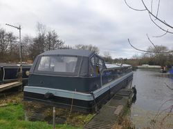 Bumblebee - 70' x 12'6" Widebeam 2 bedroom Liveaboard at London