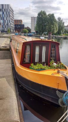 Tir na Nog, with city centre mooring