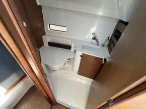 Beneteau Antares 9 OB  - Heads