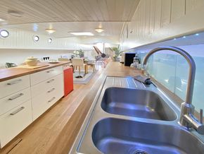 Fully Fitted Kitchen