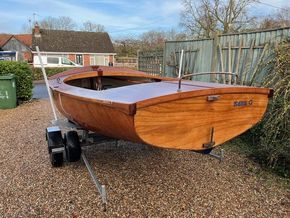 Guide bars on launching trolley