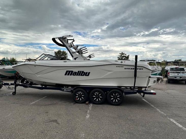 2023 Malibu 26 lsv