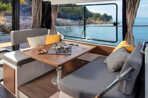 Jeanneau Merry Fisher 1095 - saloon table and seats