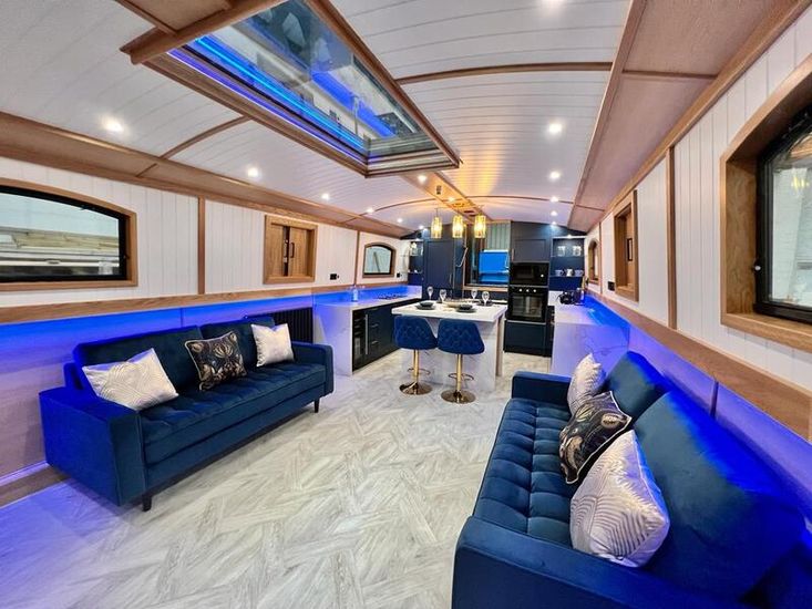 BESPOKE BOAT CO 65ft WIDEBEAM