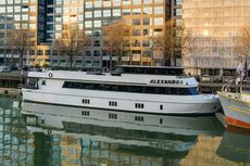 Exceptionally Luxurious Houseboat