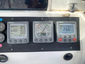 Gemini 105 MC Catamaran  - Cockpit Instruments