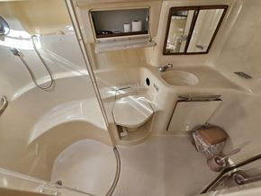 Sea Ray 450 Sundancer  - Heads