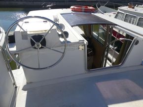 Locaboat 1106 ex hire cruiser - Fly Bridge Helm
