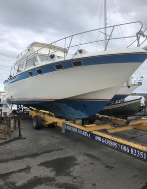Hull and bowthruster