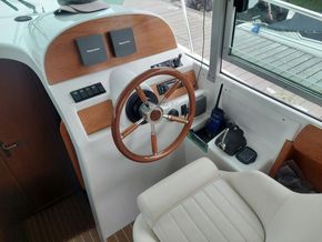Jeanneau Merry Fisher 925 Flybridge  - Helm