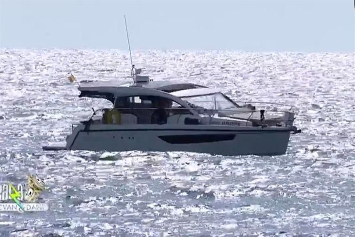 2018 Sealine C330