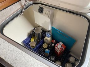 Refrigerated ice box
