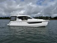 2018 Sealine C330
