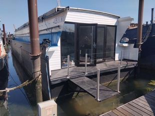 Unique Houseboat Project