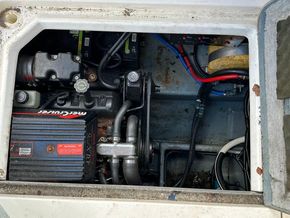 Sea Ray 270 Sundancer Sports Cruiser - Engine