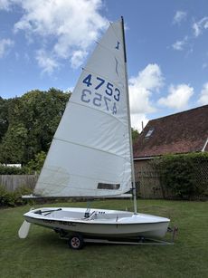 Solo Dinghy 4753. Needlespar mast.