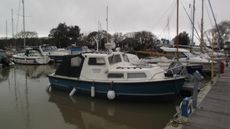 Channel Island 22, very well equipped.