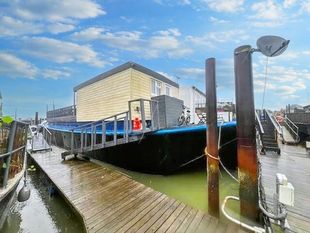 Spacious Houseboat