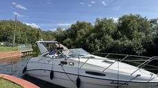 Sealine S28  2001, Twin Volvo KAD32 Engines, Bow thruster, fold arch