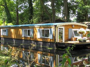Houseboat on residential mooring with long renewable lease