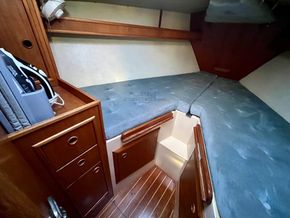 Oyster  406  - Forward Cabin