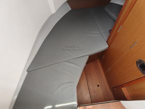 Beneteau Barracuda 7  - Forward Cabin