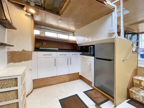 Microwave & fridge/freezer