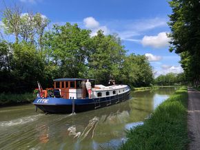 Crossing the Canal de Bourgogne in 2024