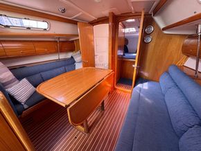 Bavaria 36 Cruiser 3 Cabin version - Saloon