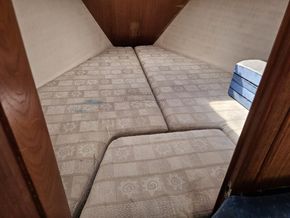 Hunter Legend 306  - Forward Cabin