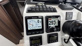 2017 Sealine C330 21