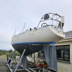 Solid cruising yacht in need of TLC