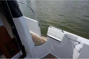 Jeanneau Merry Fisher 895 Offshore - cockpit side gate for easy access to pontoons