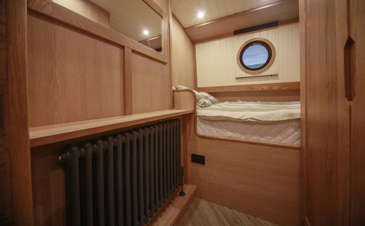 BESPOKE BOAT CO 65ft WIDEBEAM