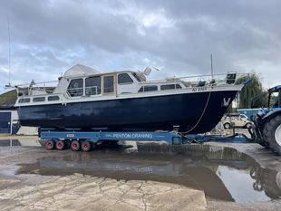 Unusual Widebeam Dutch Cruiser used as liveaboard houseboat