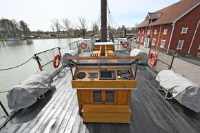 Nav. deck with 4 benches