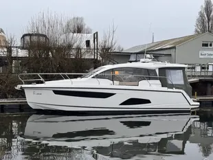 2018 Sealine C330