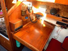Cobra 750 Bilge keels - Navigation Station