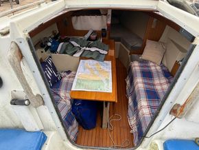 Jouet 680 Cruiser - Companionway