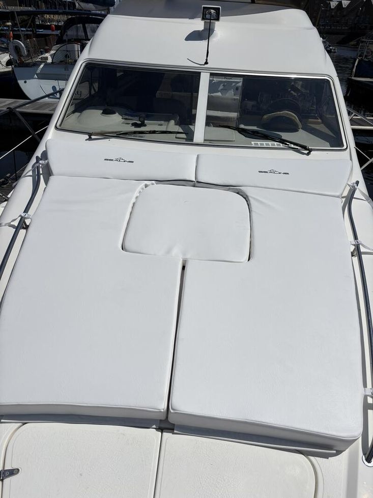 Sealine F33   