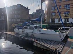 Hunter Pilot 27 with well connected London mooring