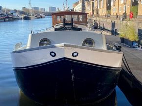 Dutch Barge 17m with London mooring  - Bow