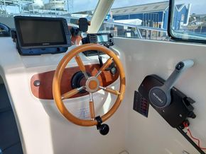 Jeanneau Merry Fisher 625  - Helm Controls