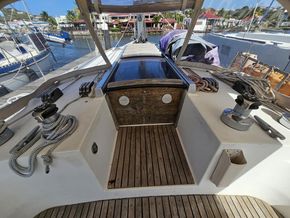 Beneteau First 405  - Companionway